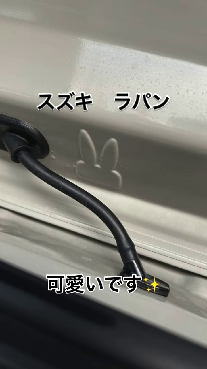 スズキ ラパンのリアハッチ部分に隠れたウサギマーク。納車準備中の様子。