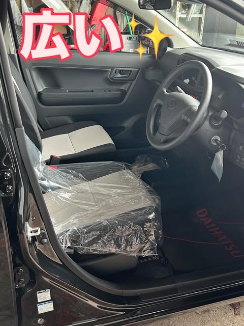 ダイハツ ミライース運転席、広い室内空間の軽自動車