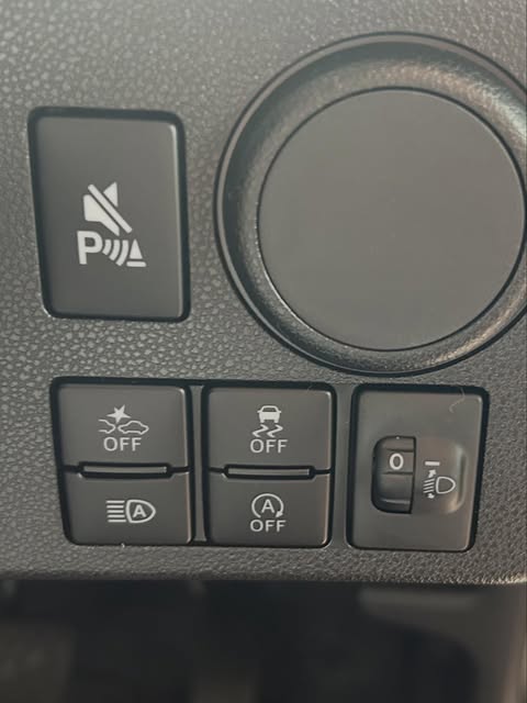 ダイハツ ミライース操作スイッチ類、直感的な配置