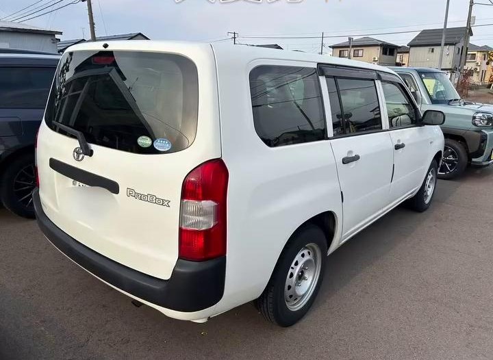 改造前のトヨタプロボックス後部｜標準仕様の商用車リアビュー