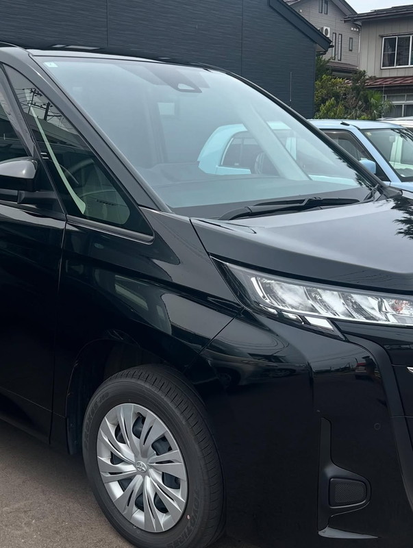 トヨタ・ノアの斜め前からの姿