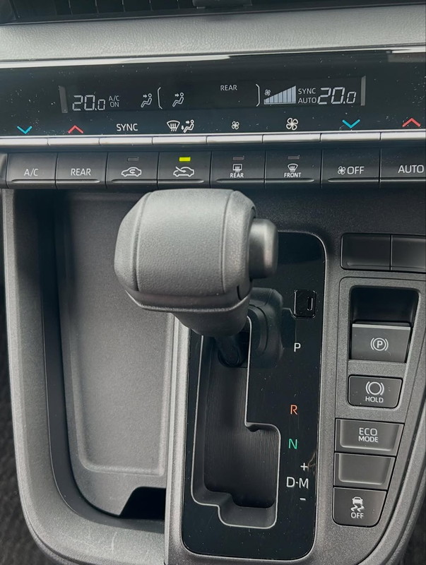 ノアのシフトレバーとエアコン操作パネル
