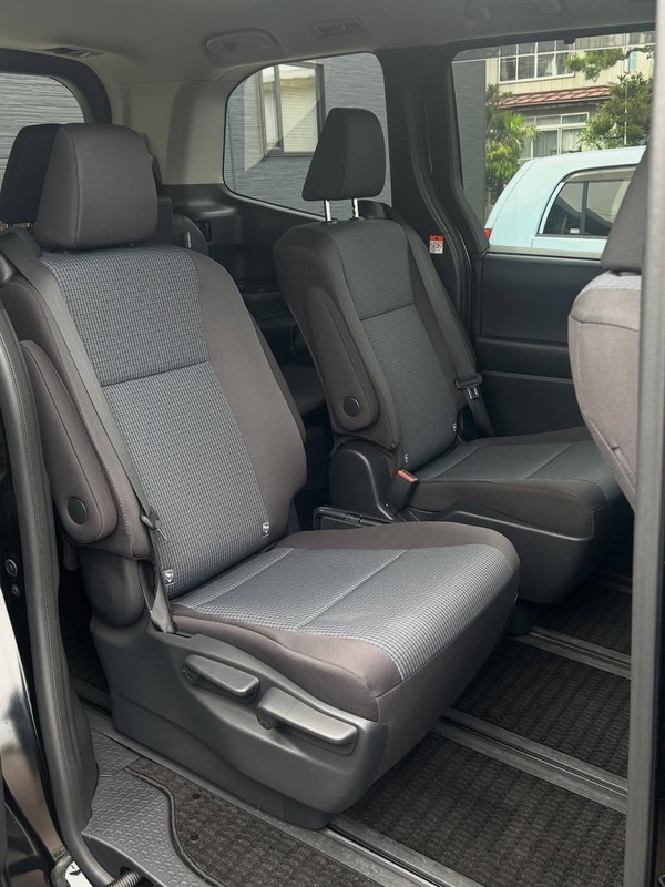 トヨタ・ノアの2列目シート（スライド可能）