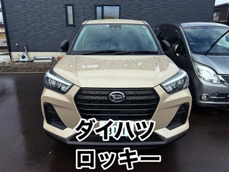 上越市で人気のダイハツ ロッキー ベージュカラー 広い荷室と燃費の良さが魅力のコンパクトSUV
